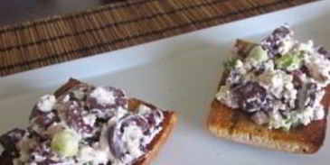 брускетта с маслинами и фетой