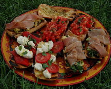 Брускетта с овощами и пармской ветчиной