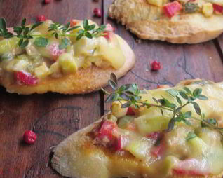 Брускетта с овощами и тунцом