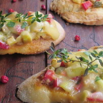 Брускетта с овощами и тунцом