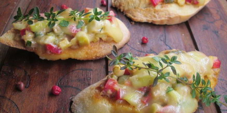 Рецепт брускетты с овощами и тунцом