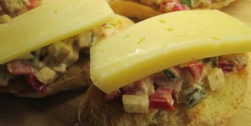 брускетта с овощами и тунцом