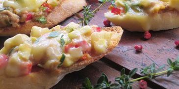 брускетта с овощами и тунцом