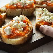 Рецепт Брускетты с печеной тыквой и фетой