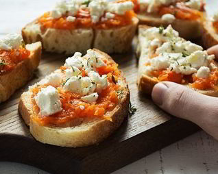 Брускетта с печеной тыквой и фетой