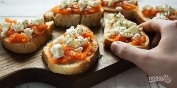 брускетта с печеной тыквой и фетой