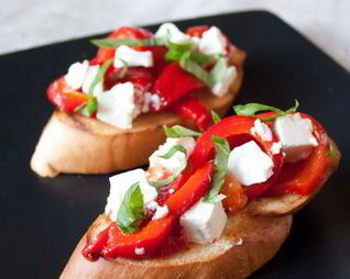 Брускетта с печеным перцем и фетой