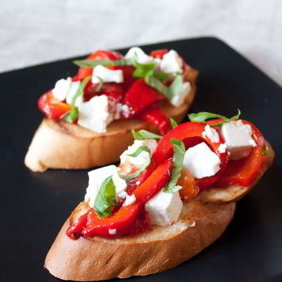 Брускетта с печеным перцем и фетой