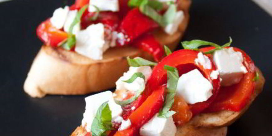 Рецепт брускетты с печеным перцем и фетой
