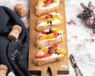 Брускетта с печеным перцем и сыром