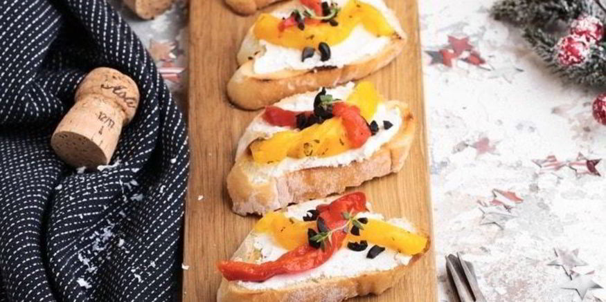 Рецепт брускетты с печеным перцем и сыром