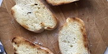 брускетта с печеным перцем и сыром