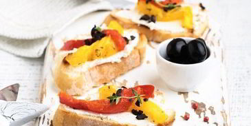 брускетта с печеным перцем и сыром