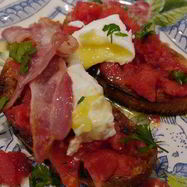 Рецепт Брускетты с помидорами, беконом и яйцом пашот