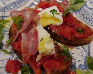 Брускетта с помидорами, беконом и яйцом пашот