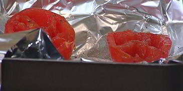 брускетта с помидорами, беконом и яйцом пашот