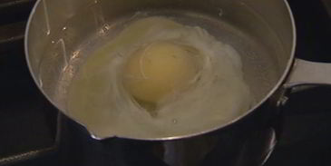 брускетта с помидорами, беконом и яйцом пашот