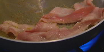 брускетта с помидорами, беконом и яйцом пашот