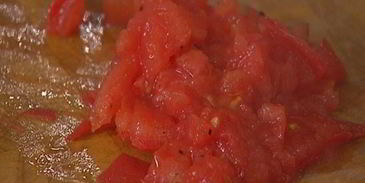 брускетта с помидорами, беконом и яйцом пашот