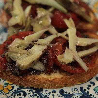 Брускетта с помидорами-гриль и артишоками