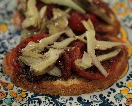 Брускетта с помидорами-гриль и артишоками