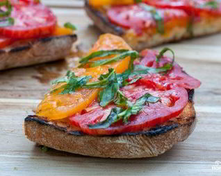 Брускетта с помидорами и базиликом