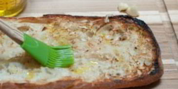 брускетта с помидорами и базиликом