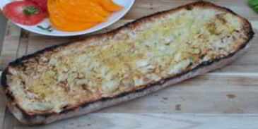 брускетта с помидорами и базиликом