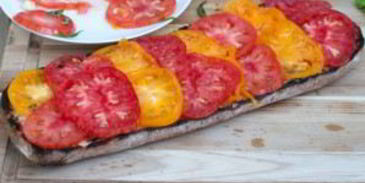 брускетта с помидорами и базиликом