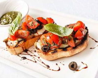 Брускетта с помидорами и брынзой