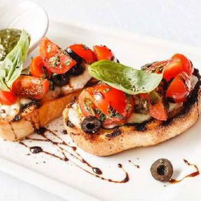 Брускетта с помидорами и брынзой