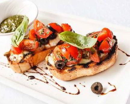 Брускетта с помидорами и брынзой