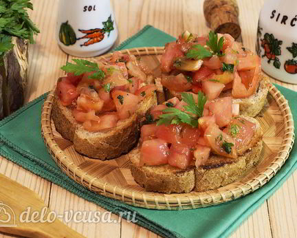 Брускетта с помидорами и чесноком