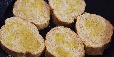 брускетта с помидорами и чесноком