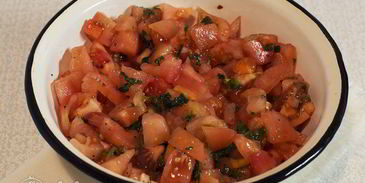 брускетта с помидорами и чесноком