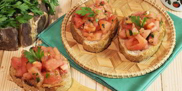 брускетта с помидорами и чесноком