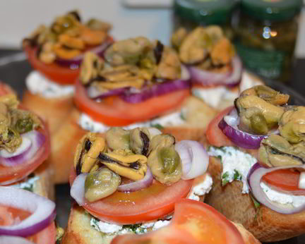 Брускетта с помидорами и мидиями