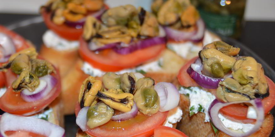 Рецепт брускетты с помидорами и мидиями