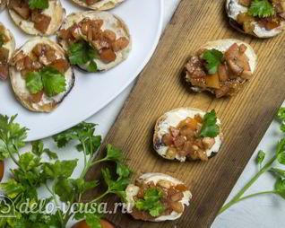 Брускетта с помидорами и сыром