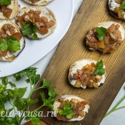 Брускетта с помидорами и сыром