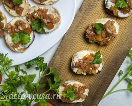 Брускетта с помидорами и сыром