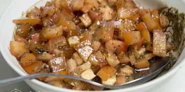 брускетта с помидорами и сыром