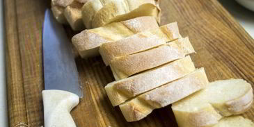 брускетта с помидорами и сыром