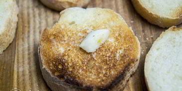 брускетта с помидорами и сыром