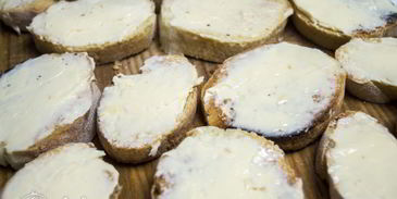 брускетта с помидорами и сыром