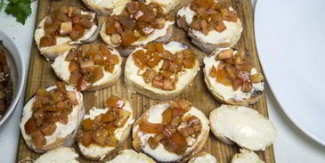 брускетта с помидорами и сыром