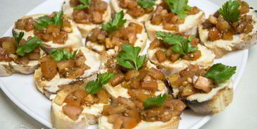 брускетта с помидорами и сыром