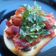 Рецепт Брускетты с помидорами, красным луком и базиликом