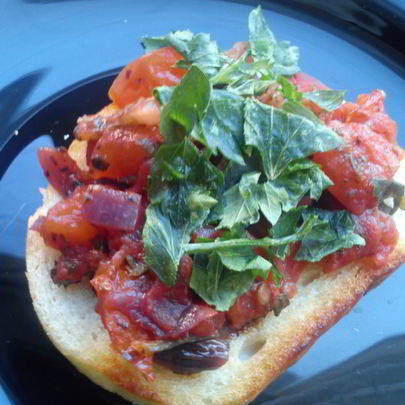 Брускетта с помидорами, красным луком и базиликом