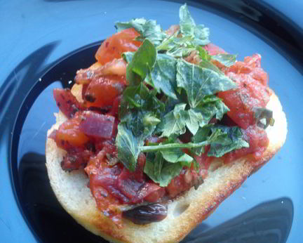 Брускетта с помидорами, красным луком и базиликом